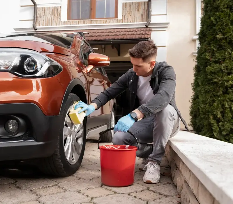 Lavage auto à domicile Yvrac-et-Malleyrand : professionnel intervenant sur un véhicule